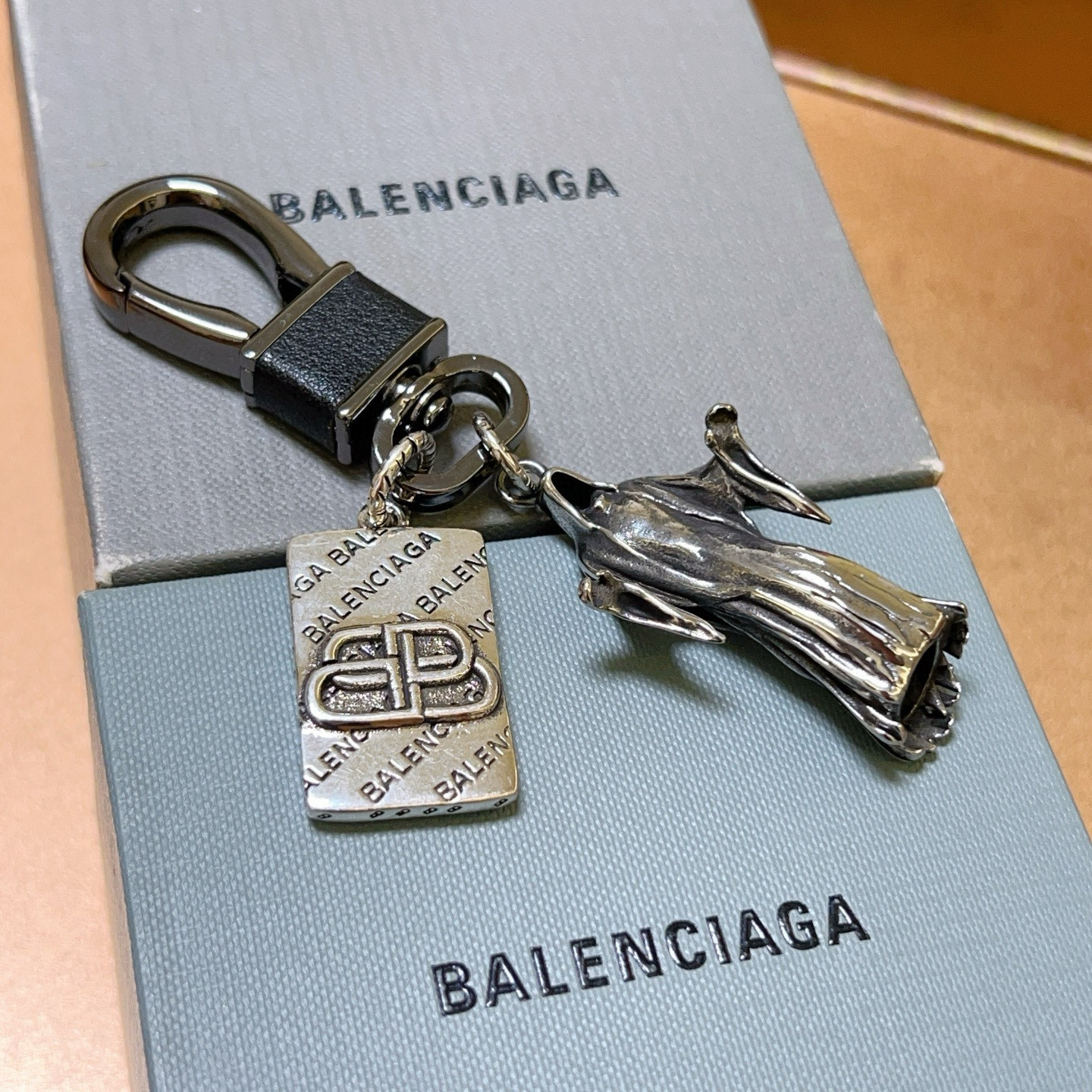    新品发布 巴黎世家包包挂饰钥匙扣 巴黎世家钥匙扣 最新款包包挂饰档次更高明星同款 经典款联名设计理