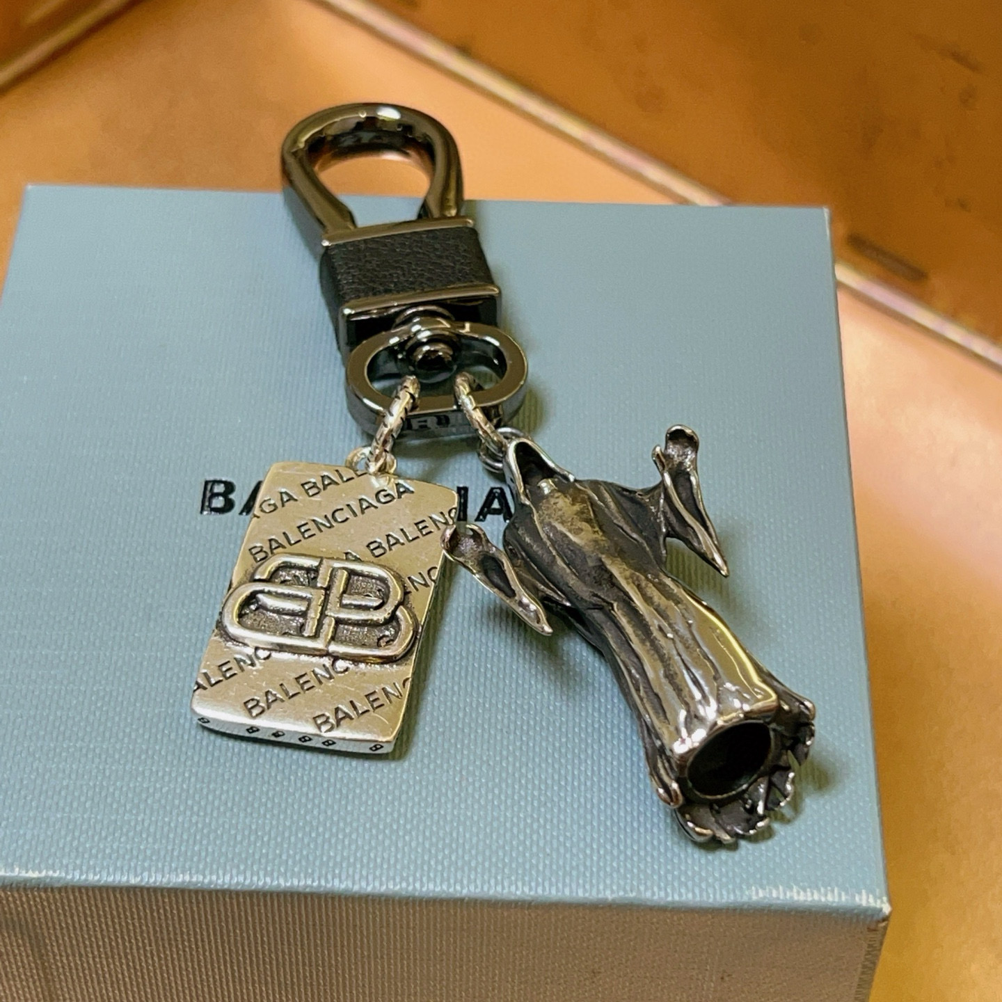    新品发布 巴黎世家包包挂饰钥匙扣 巴黎世家钥匙扣 最新款包包挂饰档次更高明星同款 经典款联名设计理