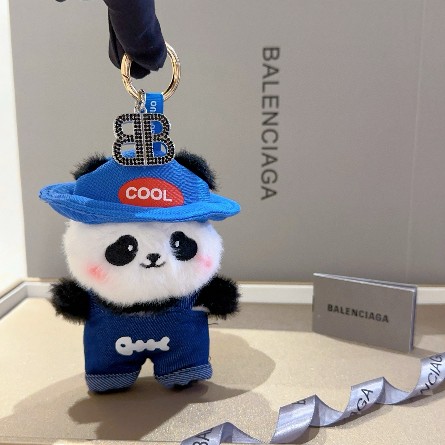    新品发布 巴黎世家包包挂饰钥匙扣 巴黎世家钥匙扣 最新款包包挂饰档次更高明星同款 经典款联名设计理