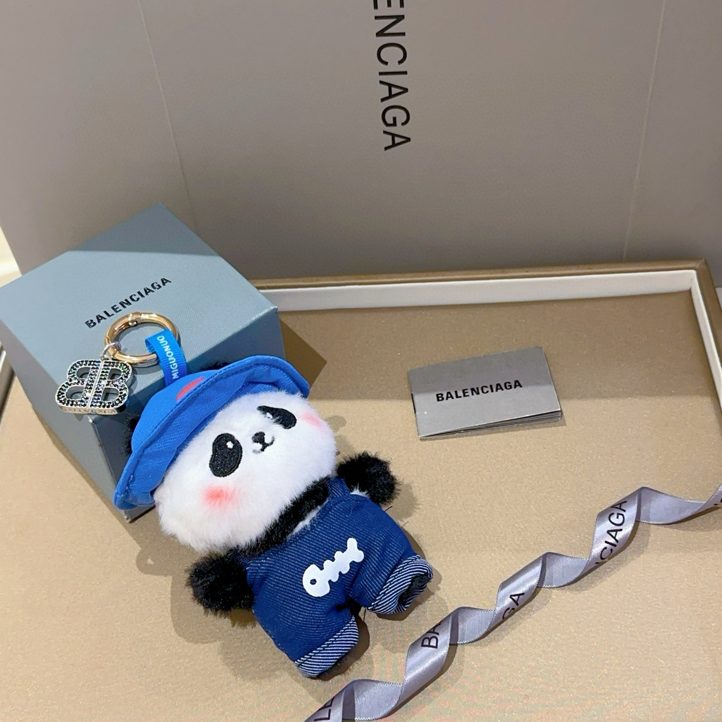   新品发布 巴黎世家包包挂饰钥匙扣 巴黎世家钥匙扣 最新款包包挂饰档次更高明星同款 经典款联名设计理