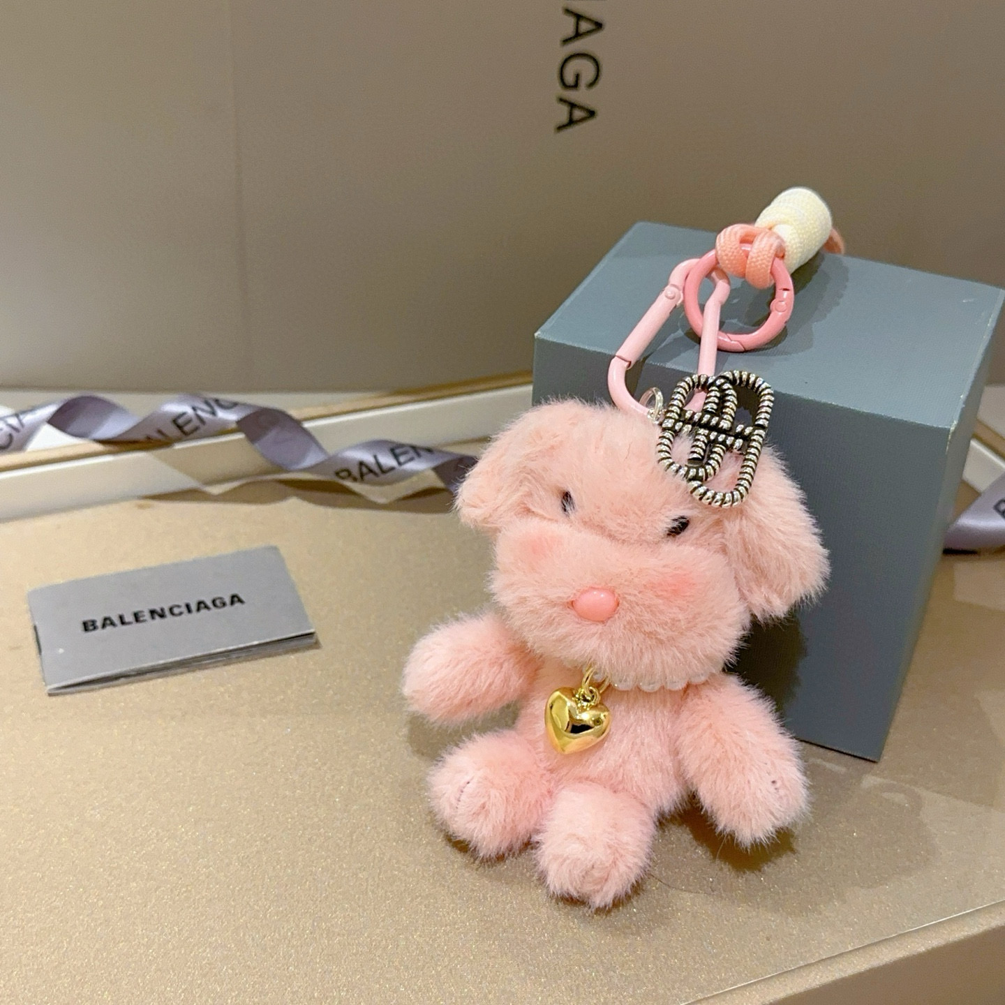    新品发布 巴黎世家包包挂饰钥匙扣 巴黎世家钥匙扣 最新款包包挂饰档次更高明星同款 经典款联名设计理