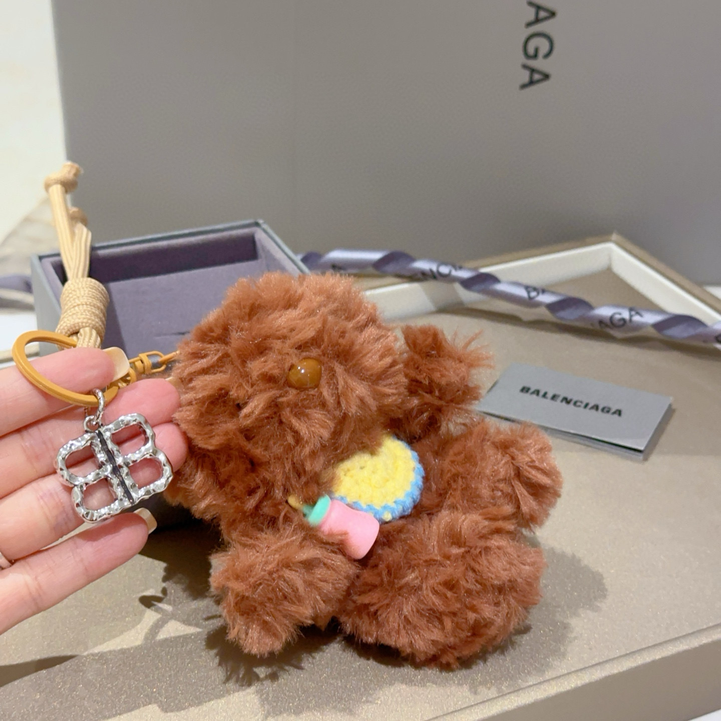    新品发布 巴黎世家包包挂饰钥匙扣 巴黎世家钥匙扣 最新款包包挂饰档次更高明星同款 经典款联名设计理