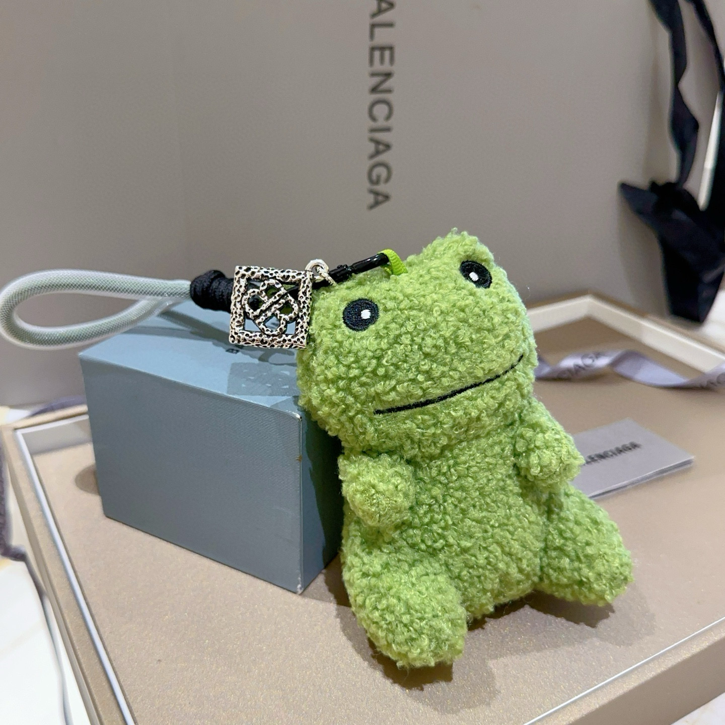    新品发布 巴黎世家包包挂饰钥匙扣 巴黎世家钥匙扣 最新款包包挂饰档次更高明星同款 经典款联名设计理