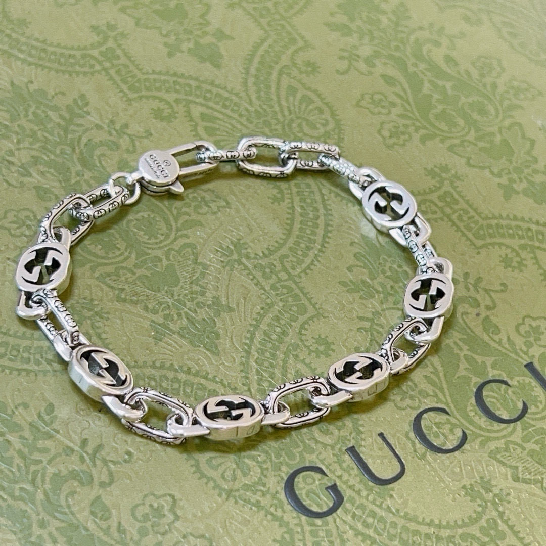 。 最新出炉🌼 Gucci古驰手链最新款的经典款 精致无论款式 质感 都是绝对的顶尖feel 只要看一眼