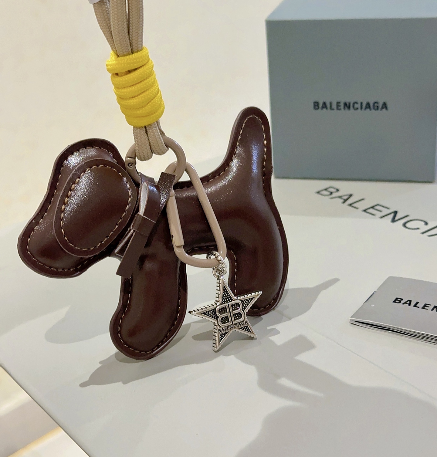    新品发布 巴黎世家包包挂饰钥匙扣 巴黎世家钥匙扣 最新款包包挂饰档次更高明星同款 经典款联名设计理