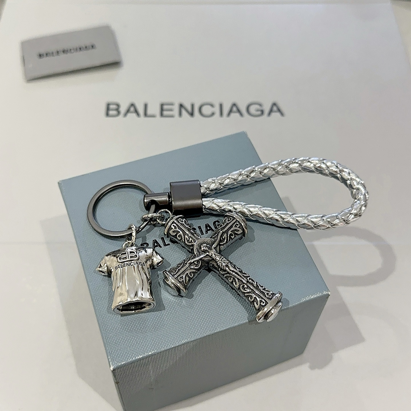    新品发布 巴黎世家包包挂饰钥匙扣 巴黎世家钥匙扣 最新款包包挂饰档次更高明星同款 经典款联名设计理