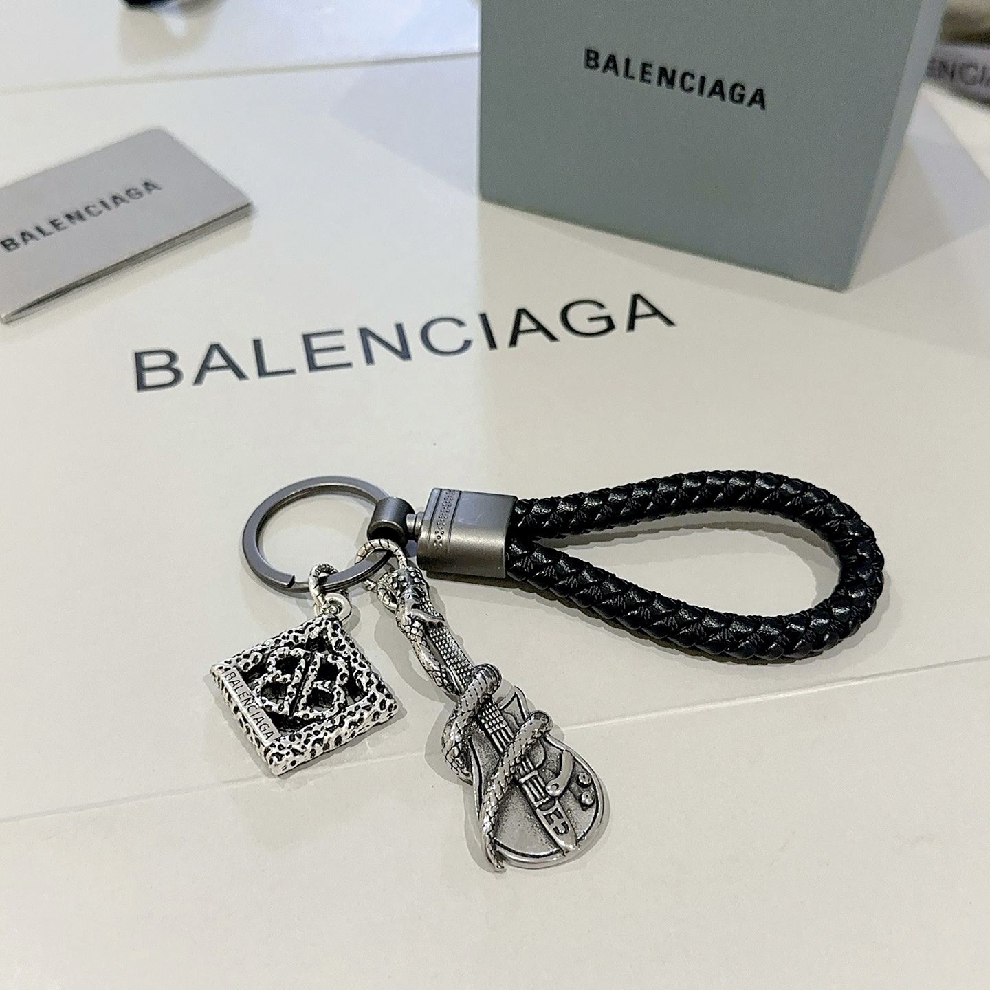    新品发布 巴黎世家包包挂饰钥匙扣 巴黎世家钥匙扣 最新款包包挂饰档次更高明星同款 经典款联名设计理
