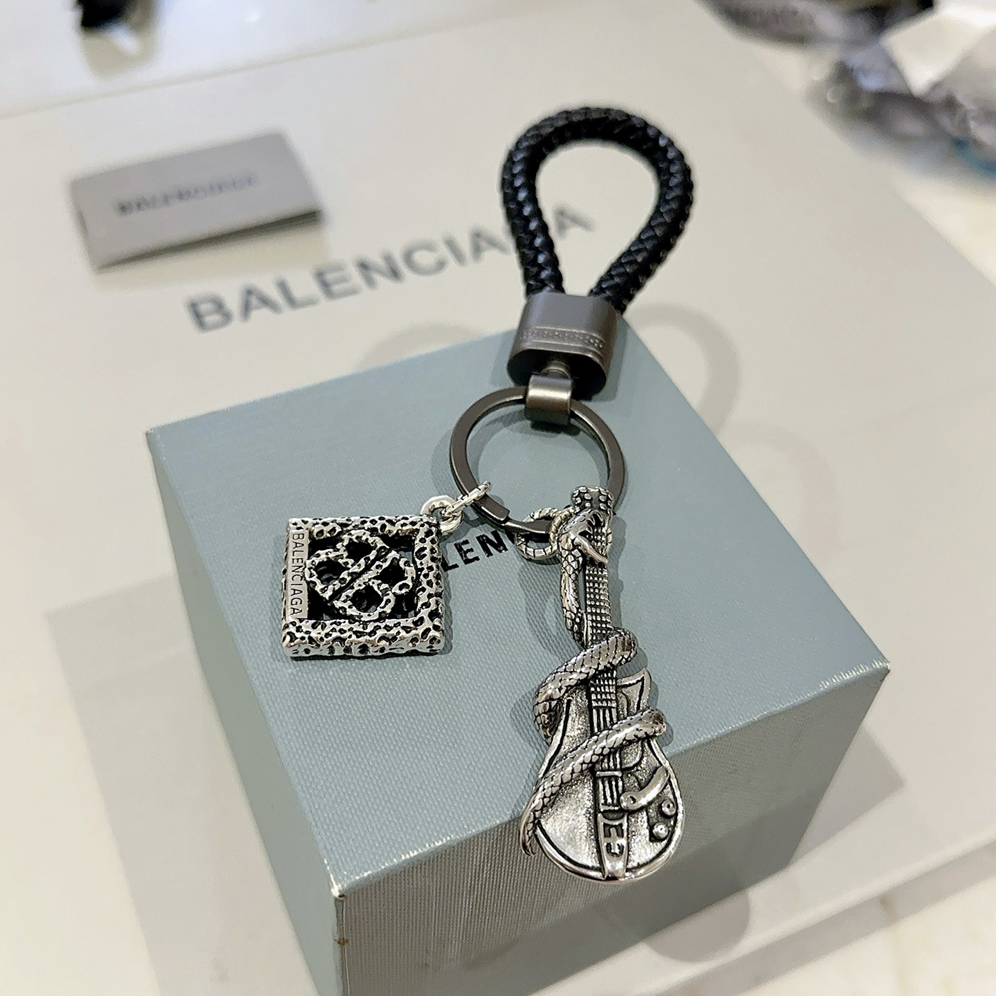    新品发布 巴黎世家包包挂饰钥匙扣 巴黎世家钥匙扣 最新款包包挂饰档次更高明星同款 经典款联名设计理