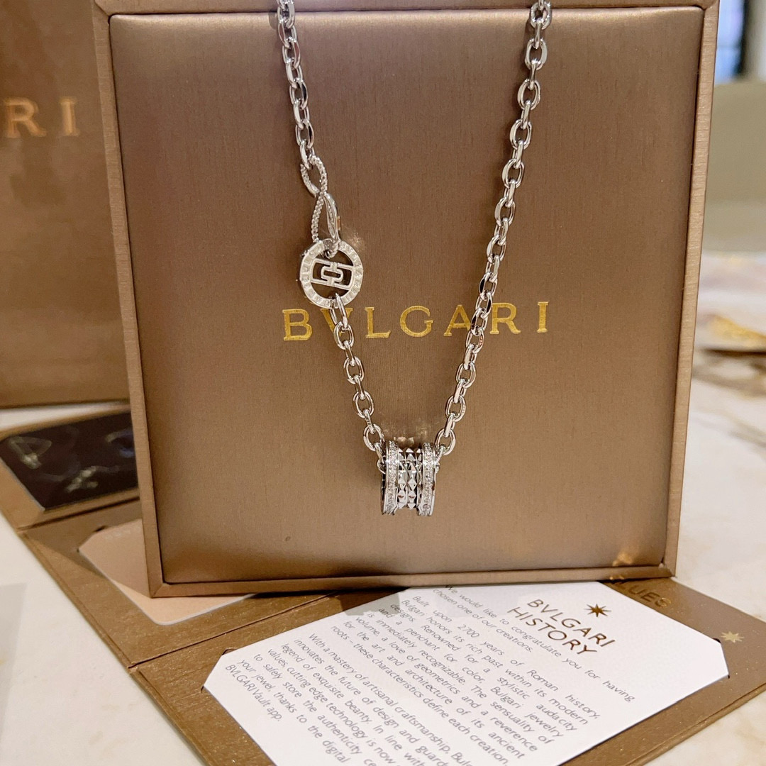  宝格丽项链V金材质 BVLGARI宝格丽 DIVAS‘ DREAM 系列 品相完美，细节无敌，那种独特