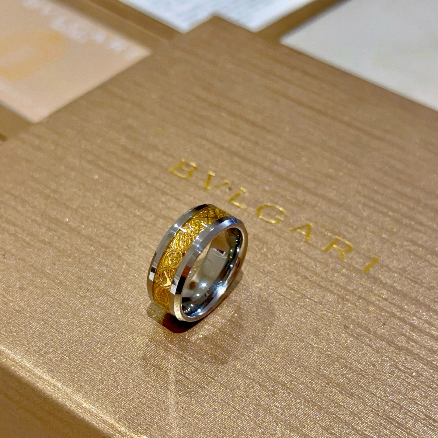 。宝格丽项链V金材质。BVLGARI宝格丽 DIVAS‘ DREAM 系列 品相完美，细节无敌，那种独特