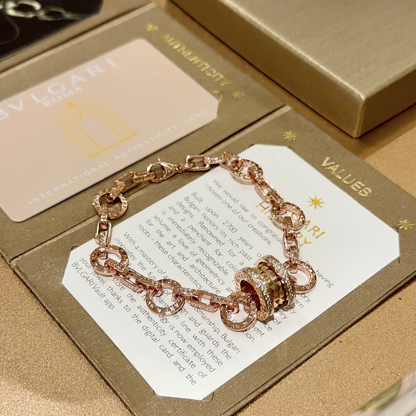 。宝格丽手链V金材质 BVLGARI宝格丽 DIVAS‘ DREAM 系列 品相完美，细节无敌，那种独特