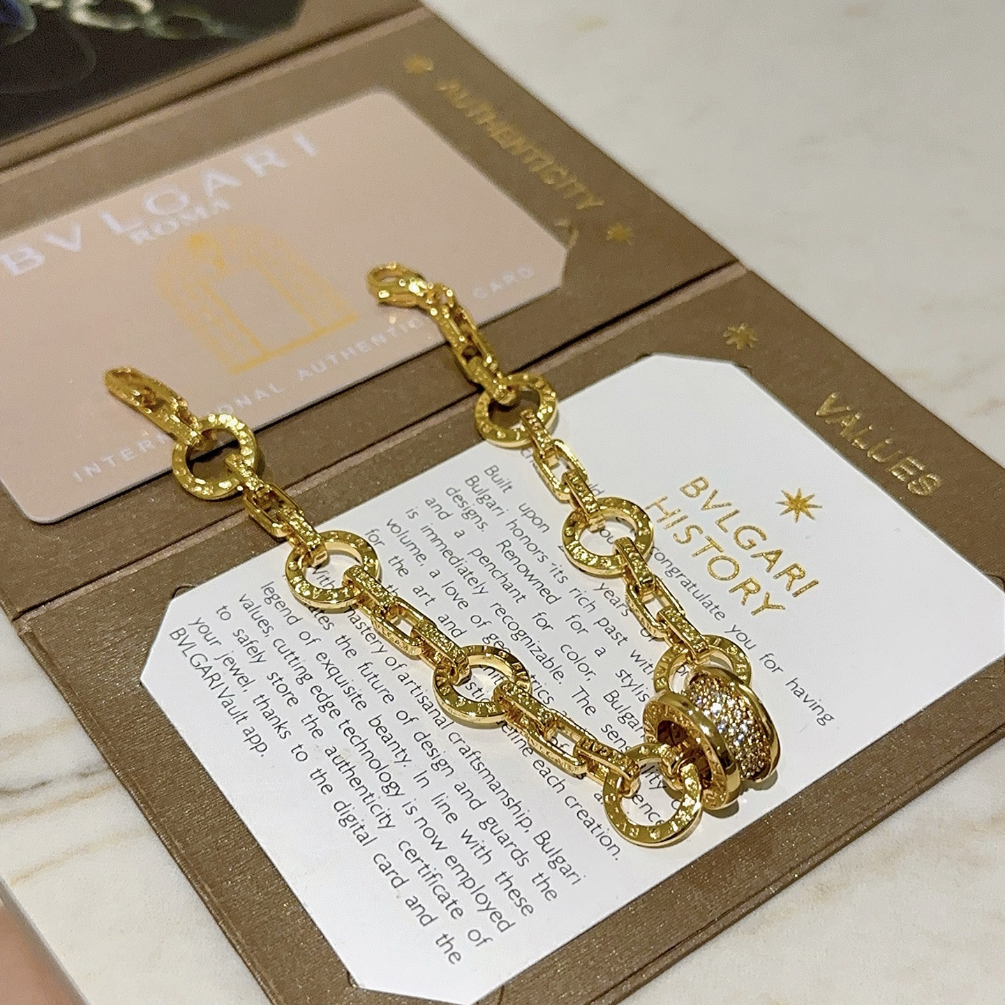 。宝格丽手链V金材质 BVLGARI宝格丽 DIVAS‘ DREAM 系列 品相完美，细节无敌，那种独特