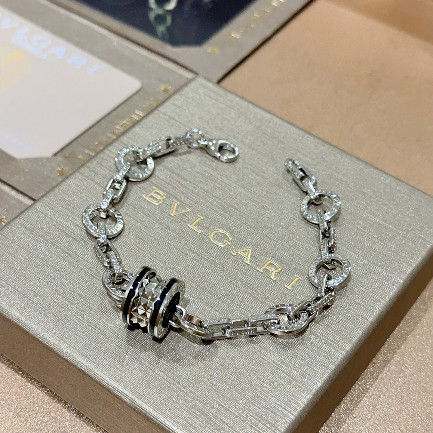 。宝格丽手链V金材质 BVLGARI宝格丽 DIVAS‘ DREAM 系列 品相完美，细节无敌，那种独特