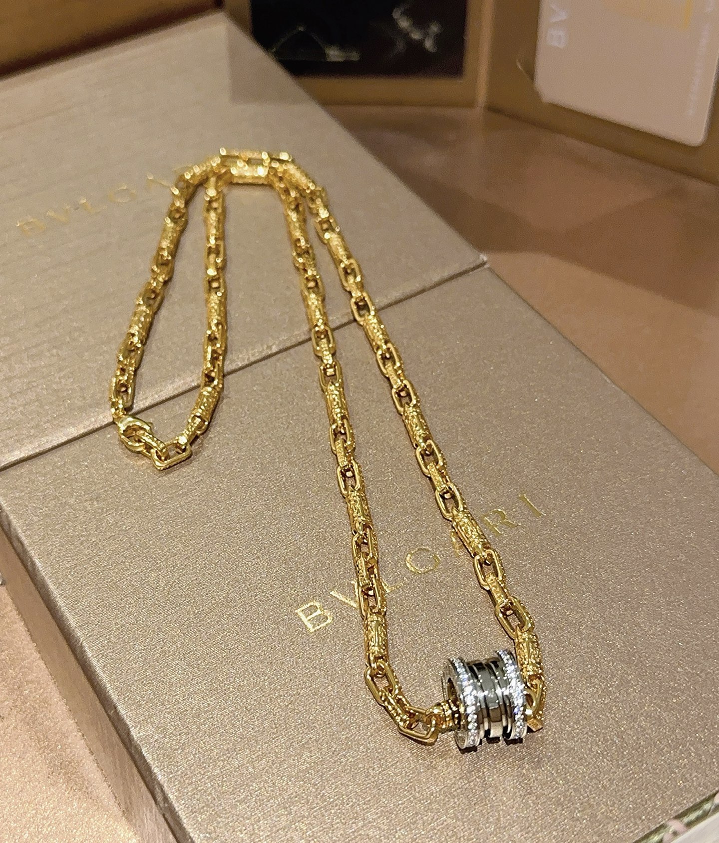  宝格丽项链V金材质 。BVLGARI宝格丽 DIVAS‘ DREAM 系列 品相完美，细节无敌，那种独