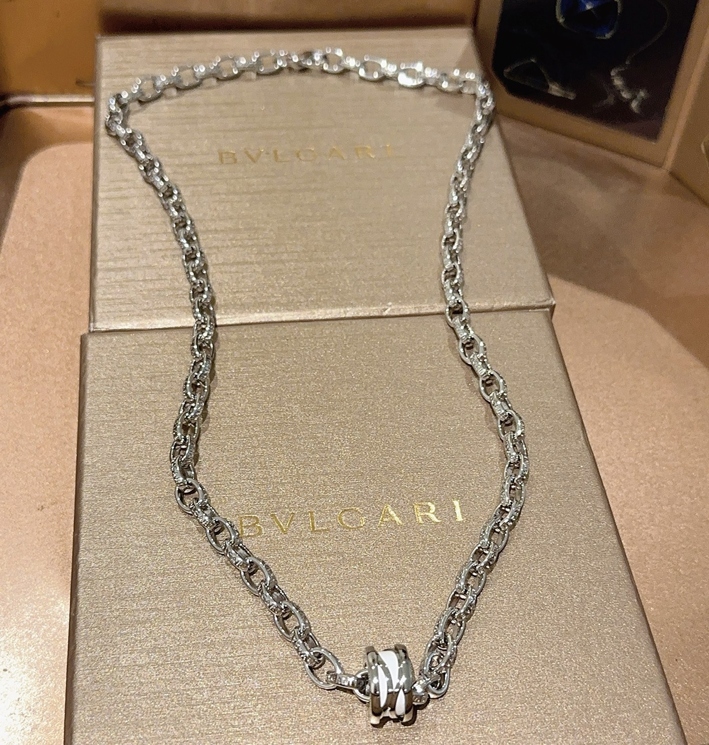  宝格丽项链V金材质 。BVLGARI宝格丽 DIVAS‘ DREAM 系列 品相完美，细节无敌，那种独