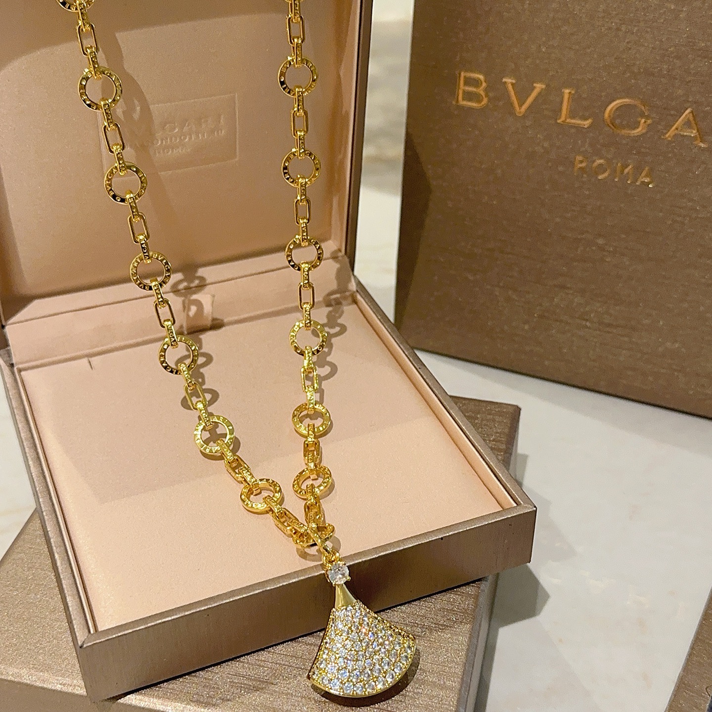  宝格丽项链V金材质 。BVLGARI宝格丽 DIVAS‘ DREAM 系列 品相完美，细节无敌，那种独