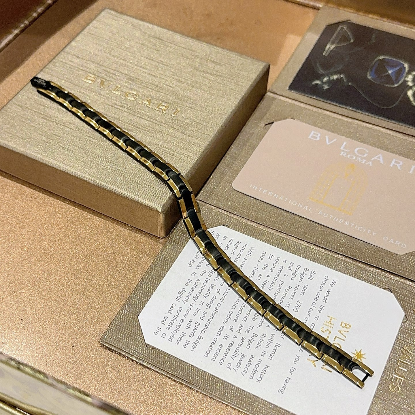 。宝格丽手链V金材质 BVLGARI宝格丽 DIVAS‘ DREAM 系列 品相完美，细节无敌，那种独特