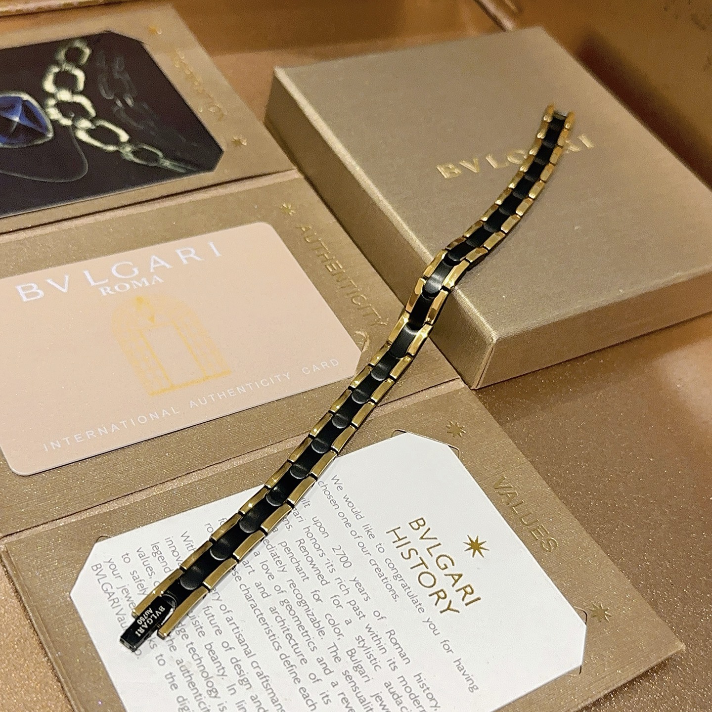 。宝格丽手链V金材质 BVLGARI宝格丽 DIVAS‘ DREAM 系列 品相完美，细节无敌，那种独特