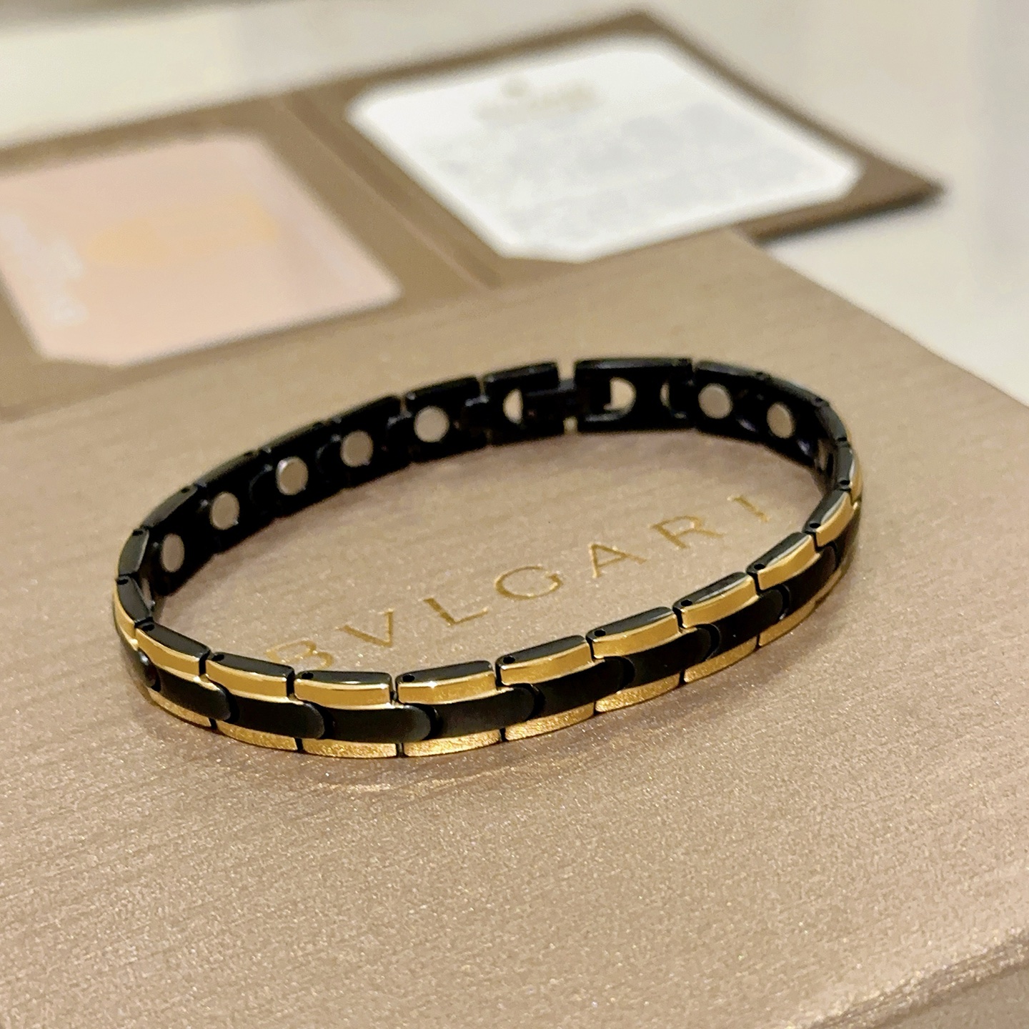 。宝格丽手链V金材质 BVLGARI宝格丽 DIVAS‘ DREAM 系列 品相完美，细节无敌，那种独特