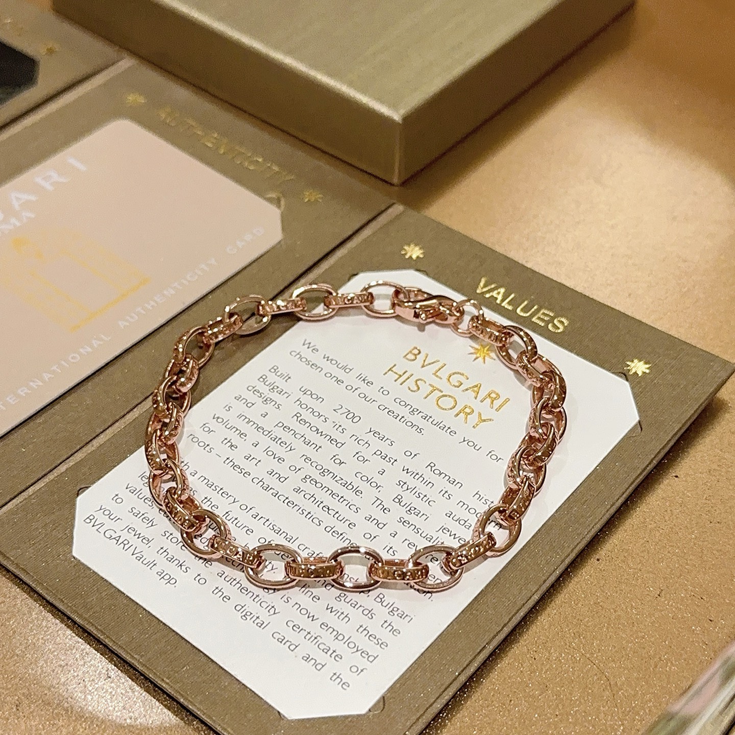 。宝格丽手链V金材质 BVLGARI宝格丽 DIVAS‘ DREAM 系列 品相完美，细节无敌，那种独特