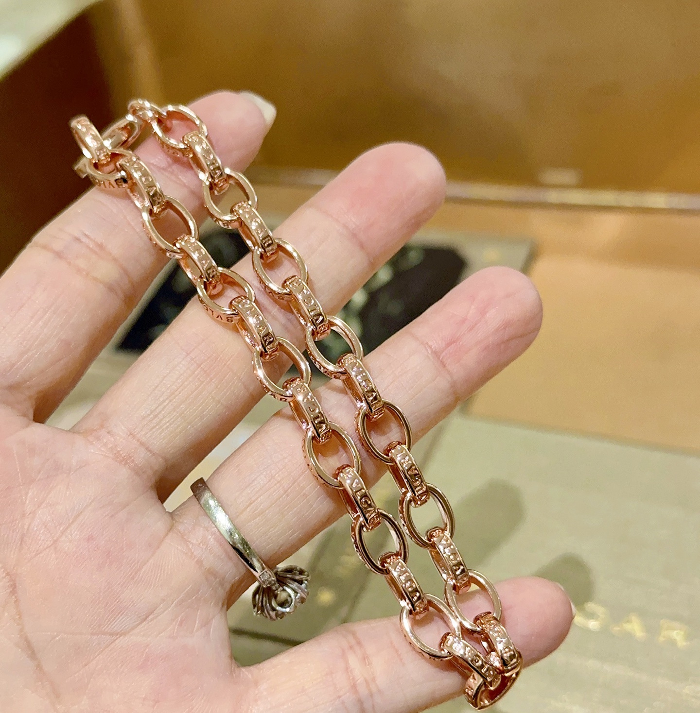 。宝格丽手链V金材质 BVLGARI宝格丽 DIVAS‘ DREAM 系列 品相完美，细节无敌，那种独特