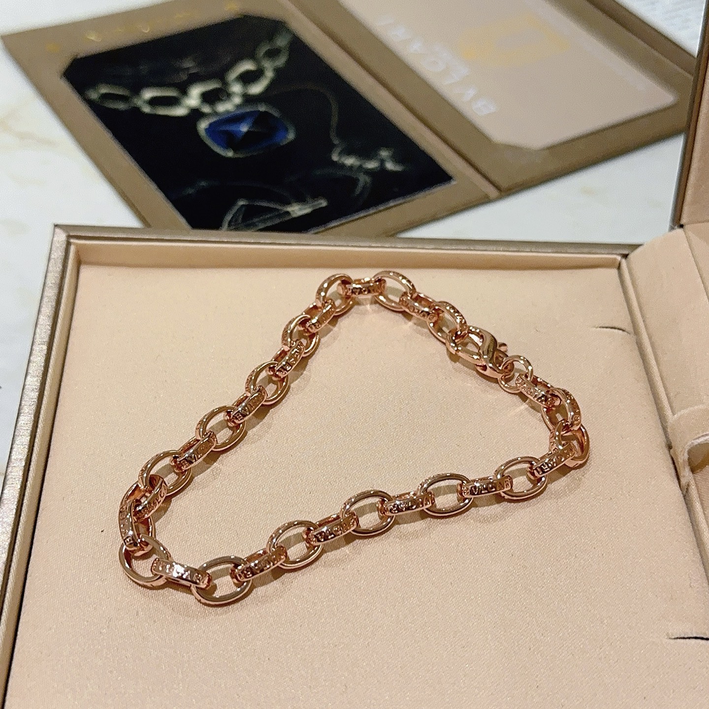 。宝格丽手链V金材质 BVLGARI宝格丽 DIVAS‘ DREAM 系列 品相完美，细节无敌，那种独特