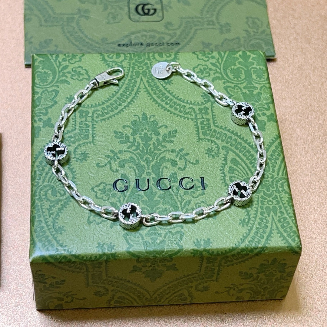。 最新出炉🌼 Gucci古驰手链最新款的经典款 精致无论款式 质感 都是绝对的顶尖feel 只要看一眼