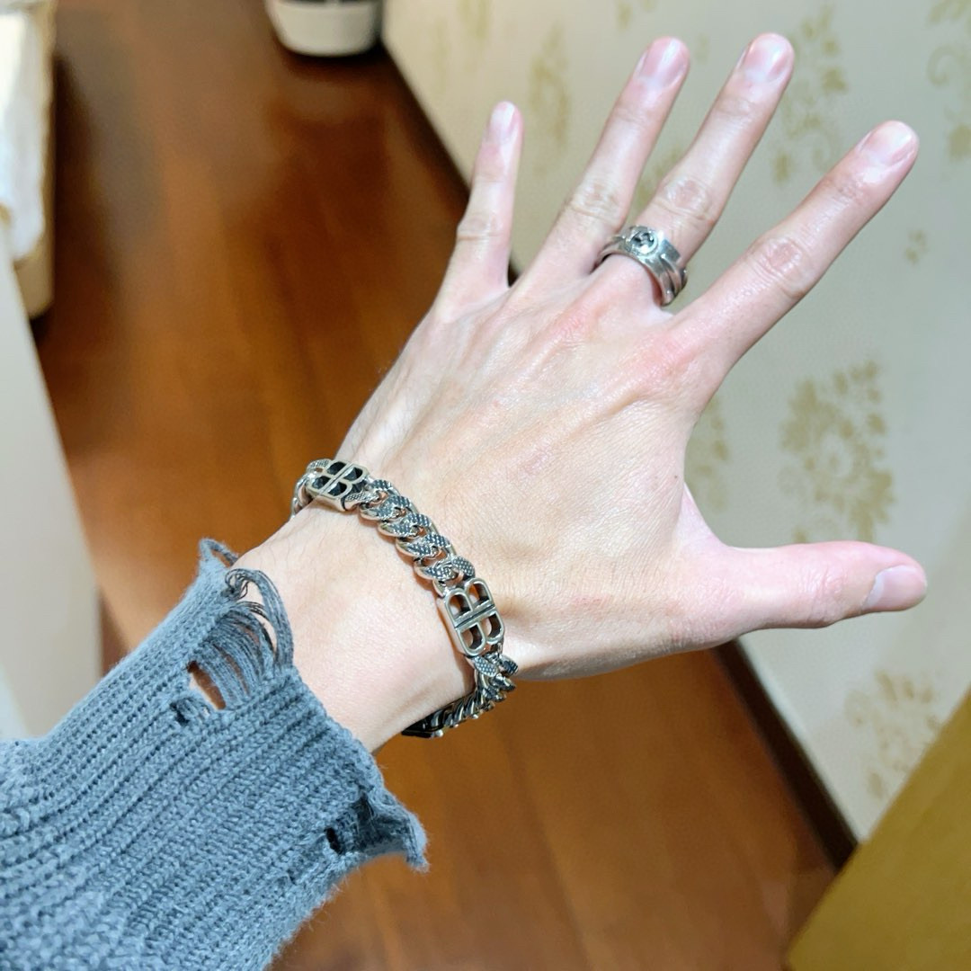 。 原单货🔹🔹新品 巴黎世家 Balenciaga手链🔹专柜一致巴黎世家手链 男士火爆款出货 设计独特 