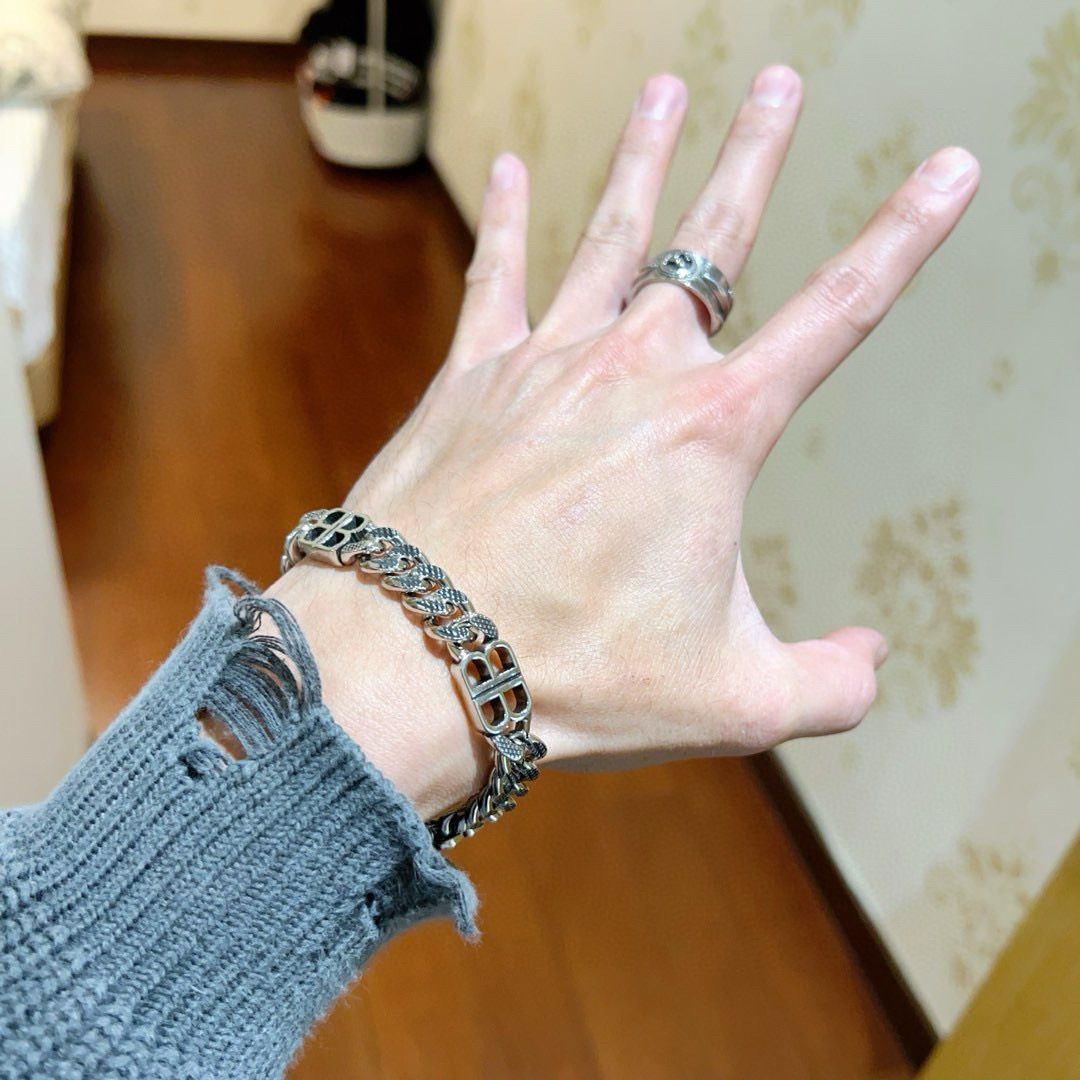 。 原单货🔹🔹新品 巴黎世家 Balenciaga手链🔹专柜一致巴黎世家手链 男士火爆款出货 设计独特 