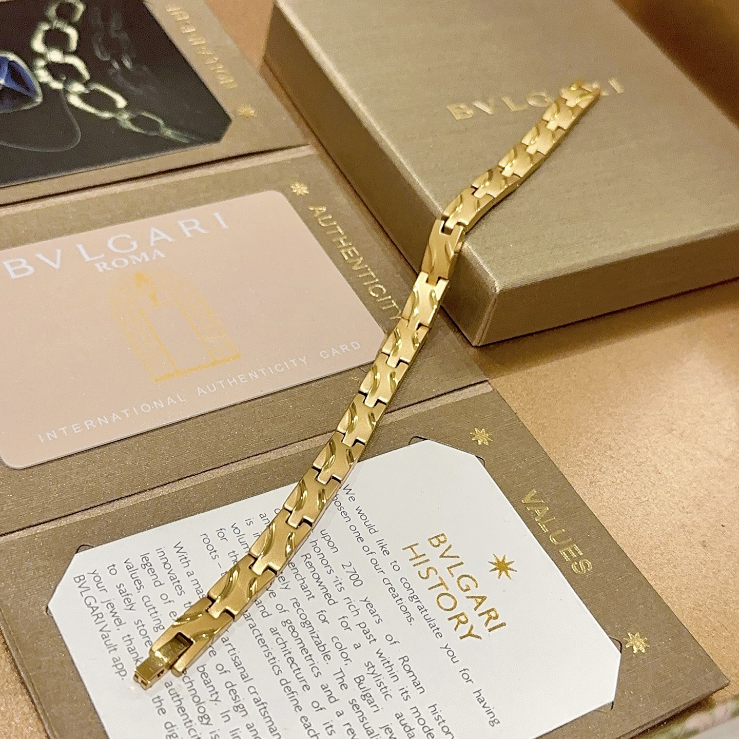。宝格丽手链V金材质 BVLGARI宝格丽 DIVAS‘ DREAM 系列  品相完美，细节无敌，那种独