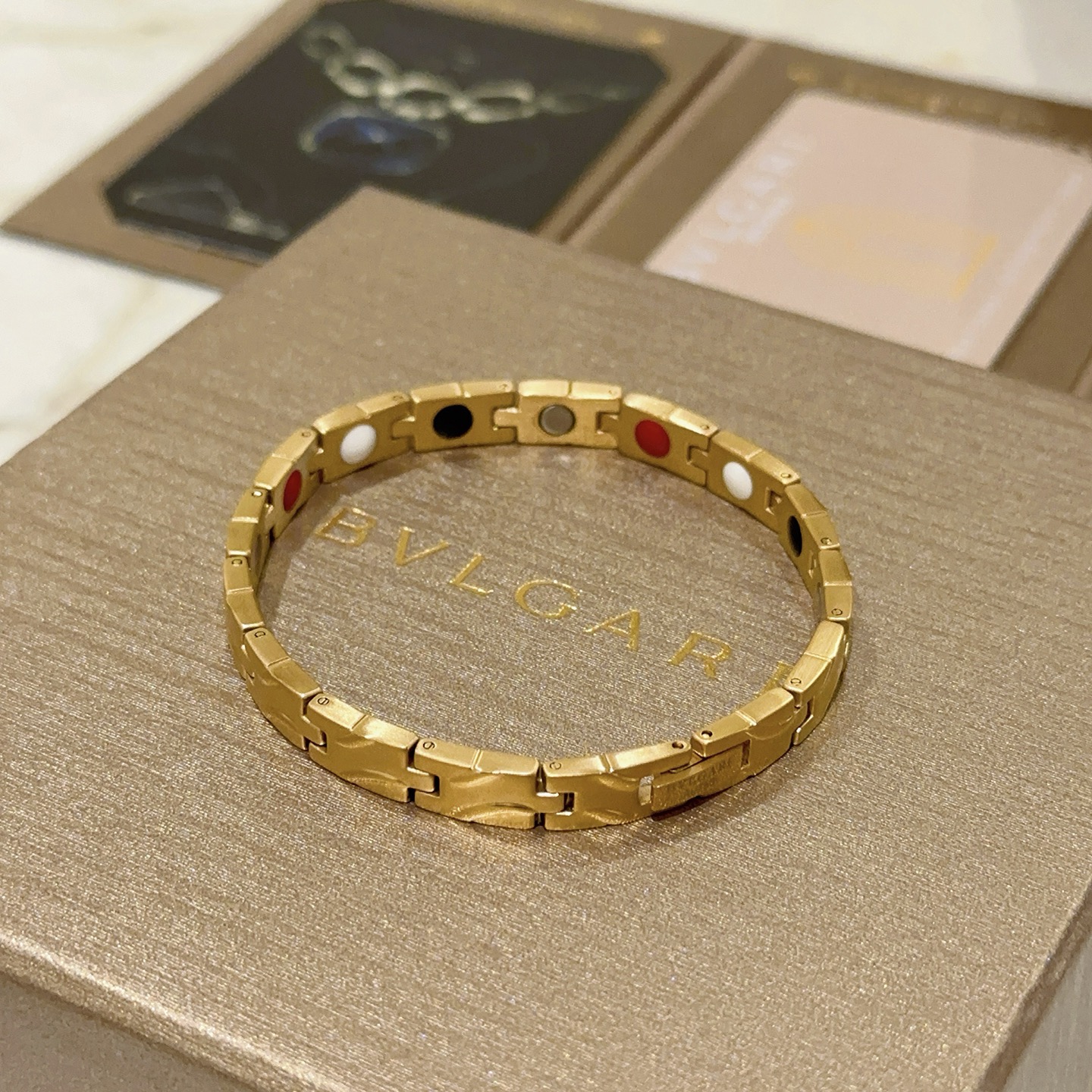 。宝格丽手链V金材质 BVLGARI宝格丽 DIVAS‘ DREAM 系列  品相完美，细节无敌，那种独