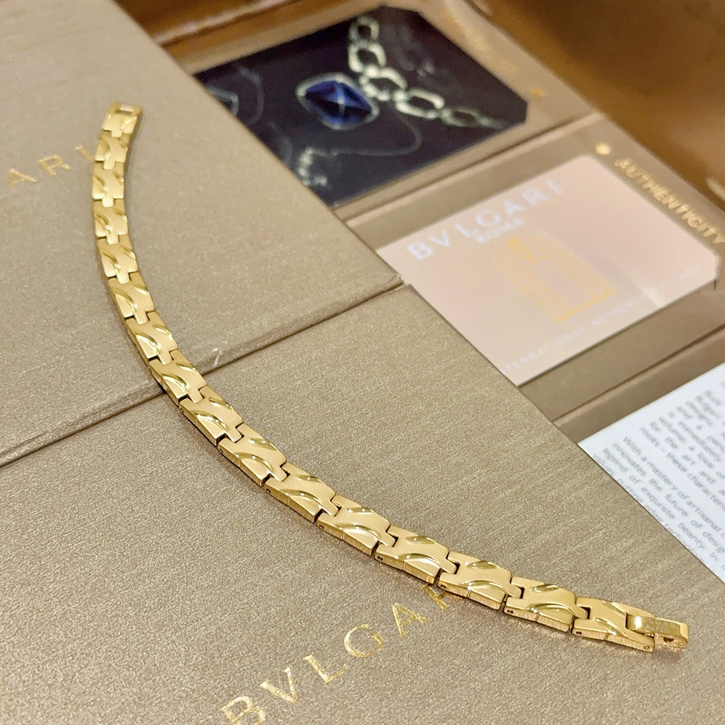 。宝格丽手链V金材质 BVLGARI宝格丽 DIVAS‘ DREAM 系列  品相完美，细节无敌，那种独