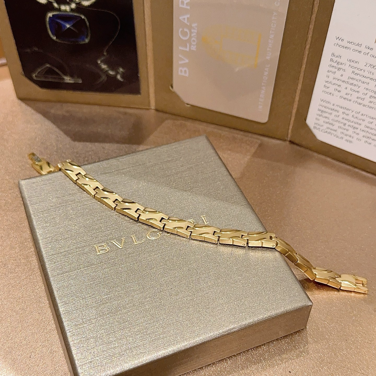 。宝格丽手链V金材质 BVLGARI宝格丽 DIVAS‘ DREAM 系列  品相完美，细节无敌，那种独
