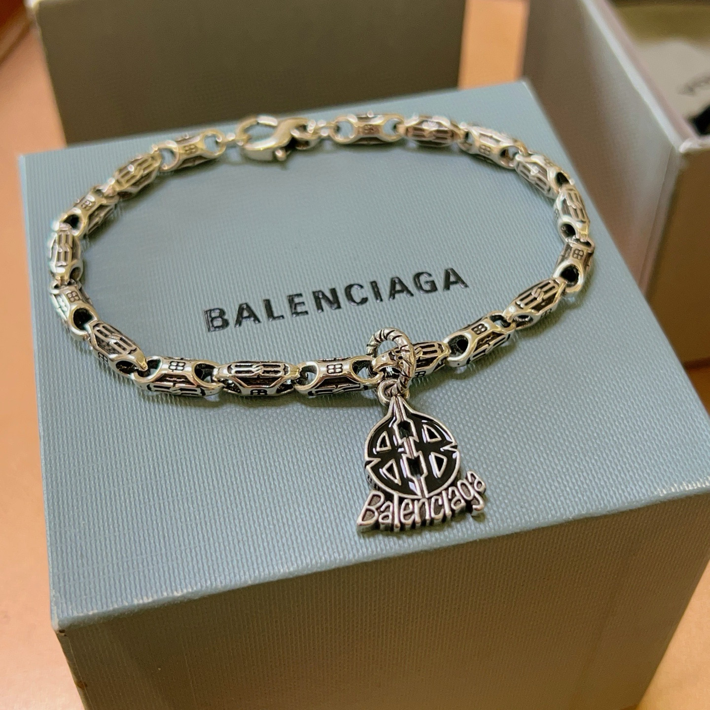 。 原单货🔹🔹新品 巴黎世家 Balenciaga手链🔹专柜一致巴黎世家手链 男士火爆款出货 设计独特 
