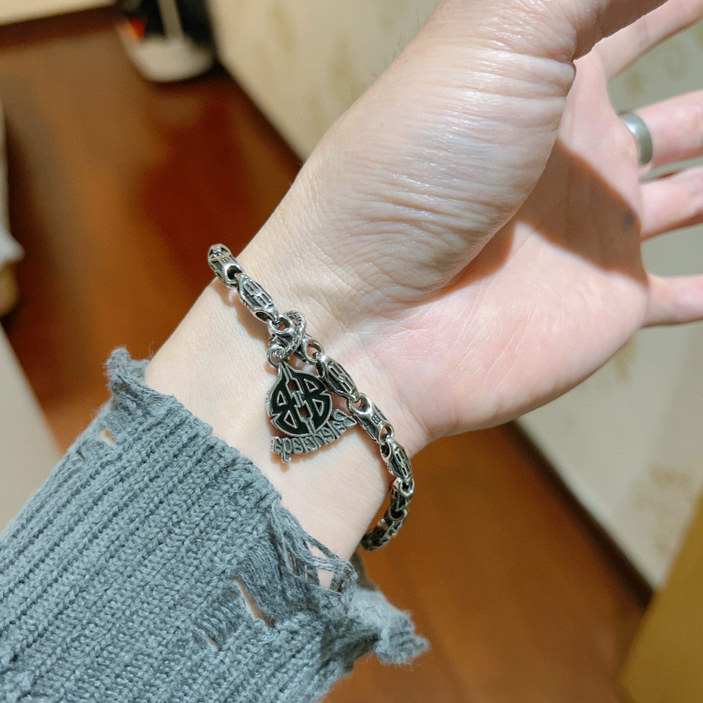 。 原单货🔹🔹新品 巴黎世家 Balenciaga手链🔹专柜一致巴黎世家手链 男士火爆款出货 设计独特 
