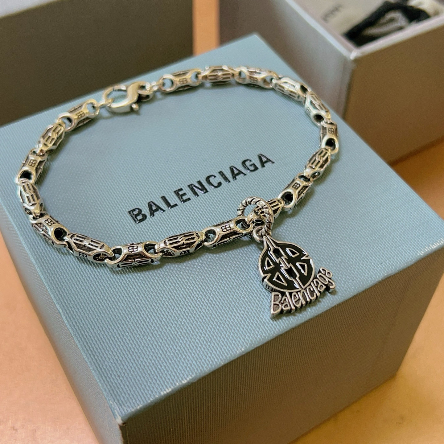 。 原单货🔹🔹新品 巴黎世家 Balenciaga手链🔹专柜一致巴黎世家手链 男士火爆款出货 设计独特 