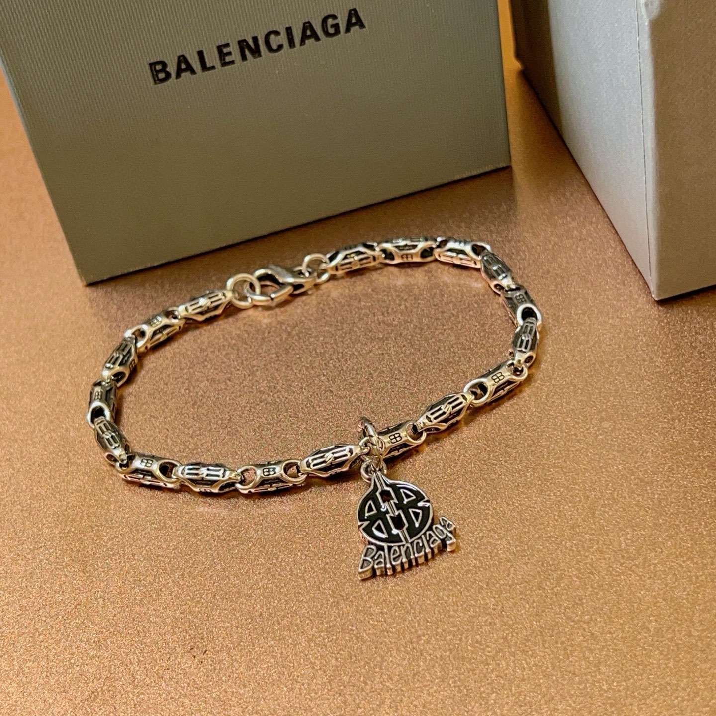 。 原单货🔹🔹新品 巴黎世家 Balenciaga手链🔹专柜一致巴黎世家手链 男士火爆款出货 设计独特 