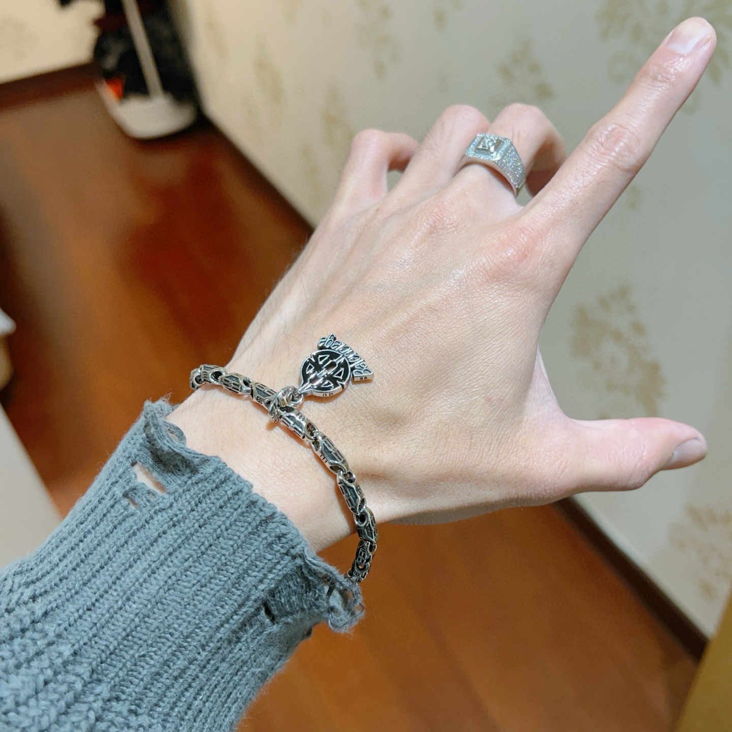。 原单货🔹🔹新品 巴黎世家 Balenciaga手链🔹专柜一致巴黎世家手链 男士火爆款出货 设计独特 