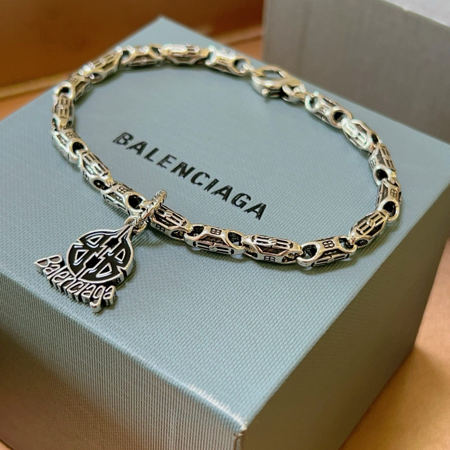 。 原单货🔹🔹新品 巴黎世家 Balenciaga手链🔹专柜一致巴黎世家手链 男士火爆款出货 设计独特 