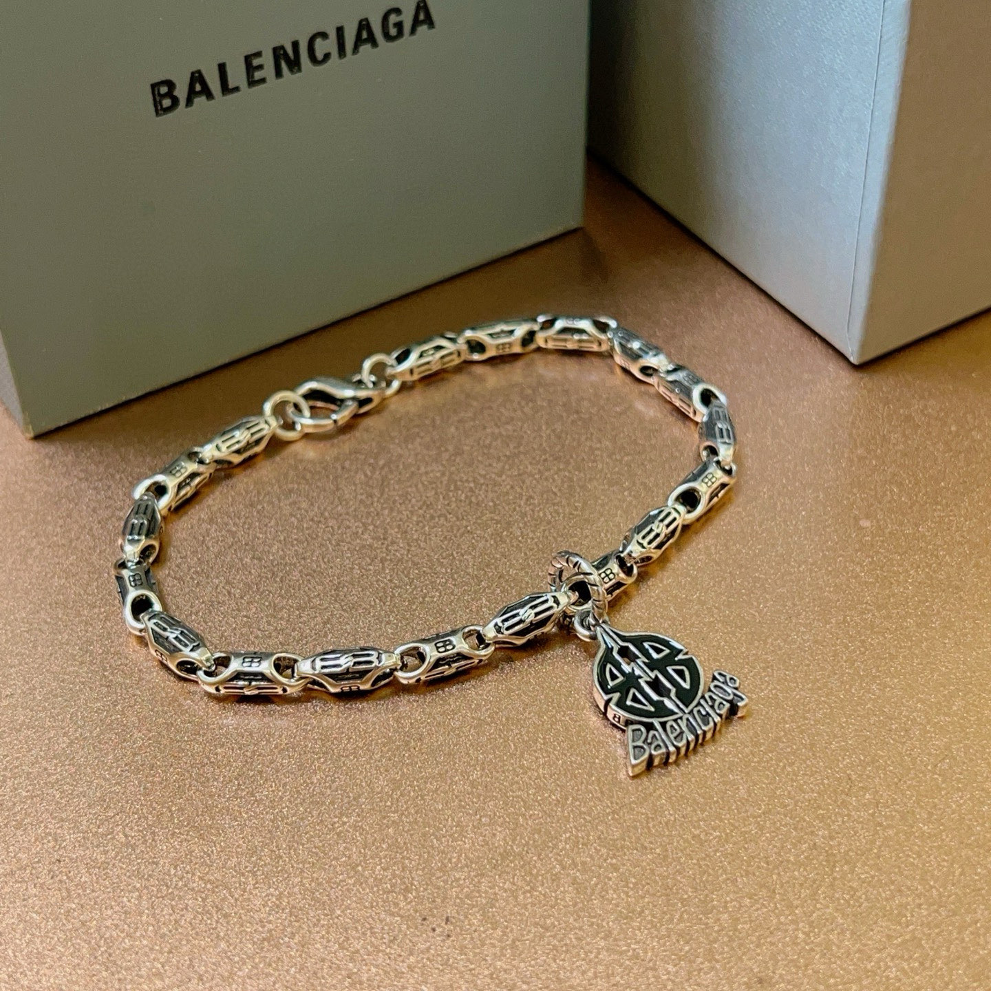 。 原单货🔹🔹新品 巴黎世家 Balenciaga手链🔹专柜一致巴黎世家手链 男士火爆款出货 设计独特 