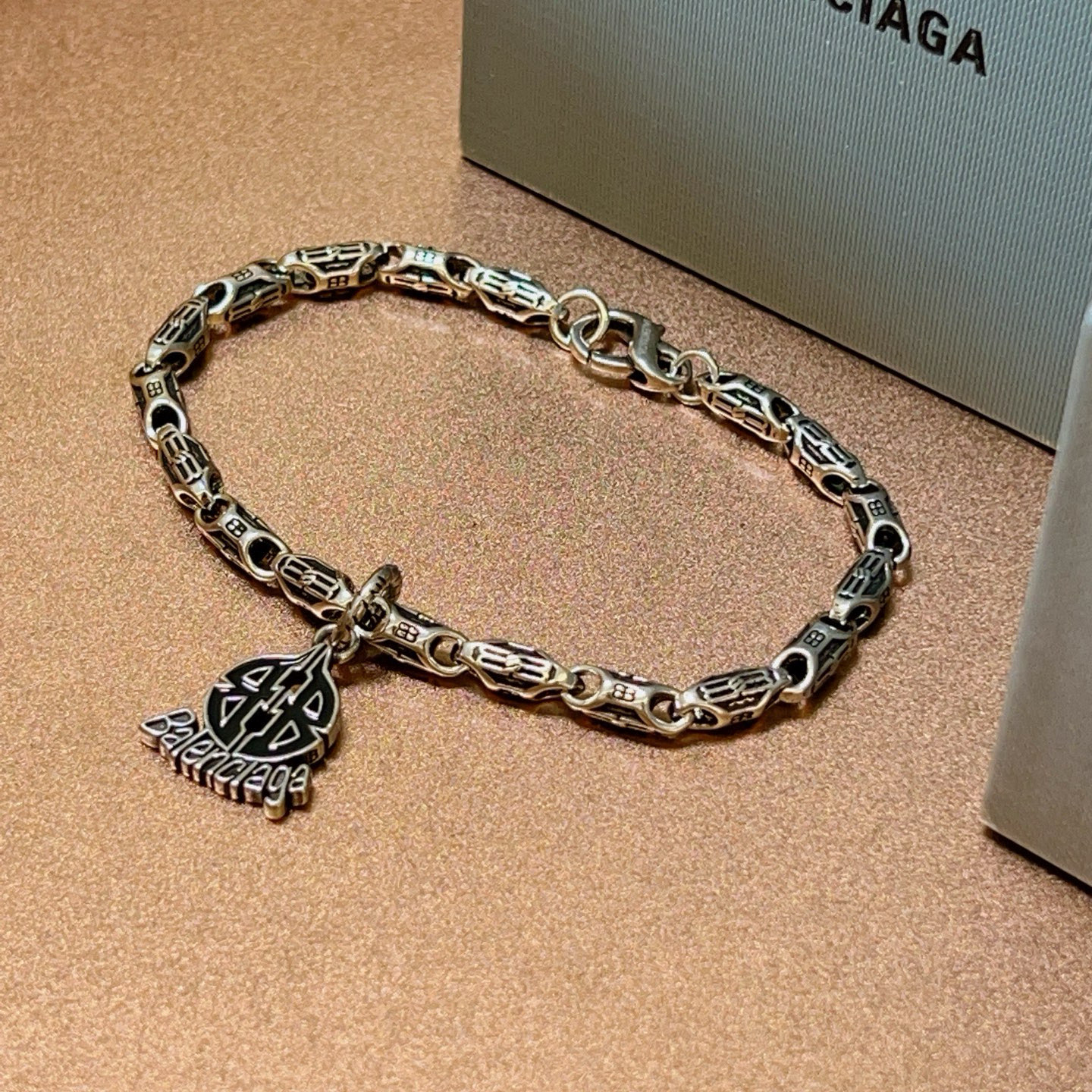 。 原单货🔹🔹新品 巴黎世家 Balenciaga手链🔹专柜一致巴黎世家手链 男士火爆款出货 设计独特 