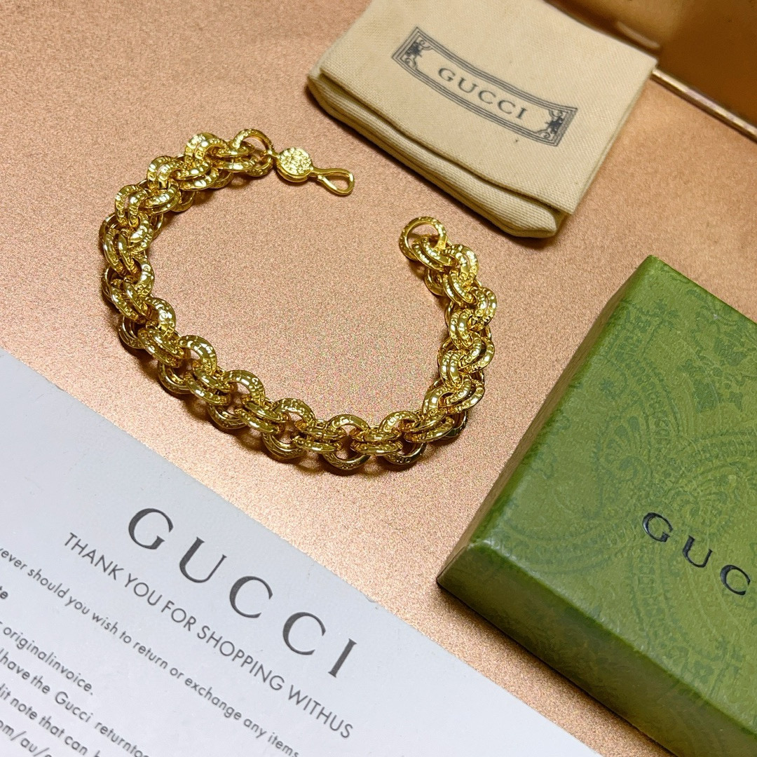 。 最新出炉🌼 Gucci古驰手链最新款的经典款 精致无论款式 质感 都是绝对的顶尖feel 只要看一眼