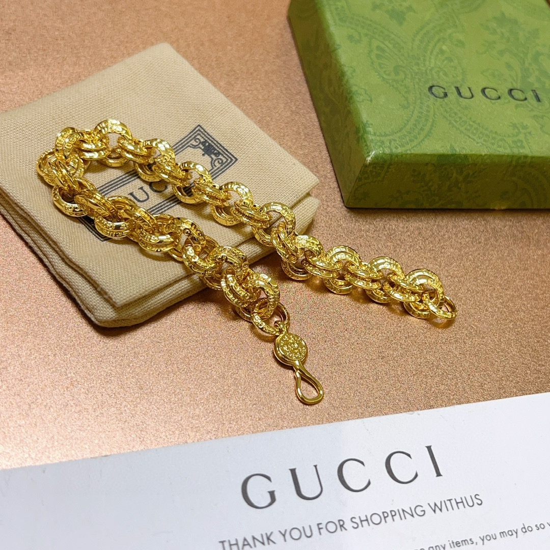 。 最新出炉🌼 Gucci古驰手链最新款的经典款 精致无论款式 质感 都是绝对的顶尖feel 只要看一眼