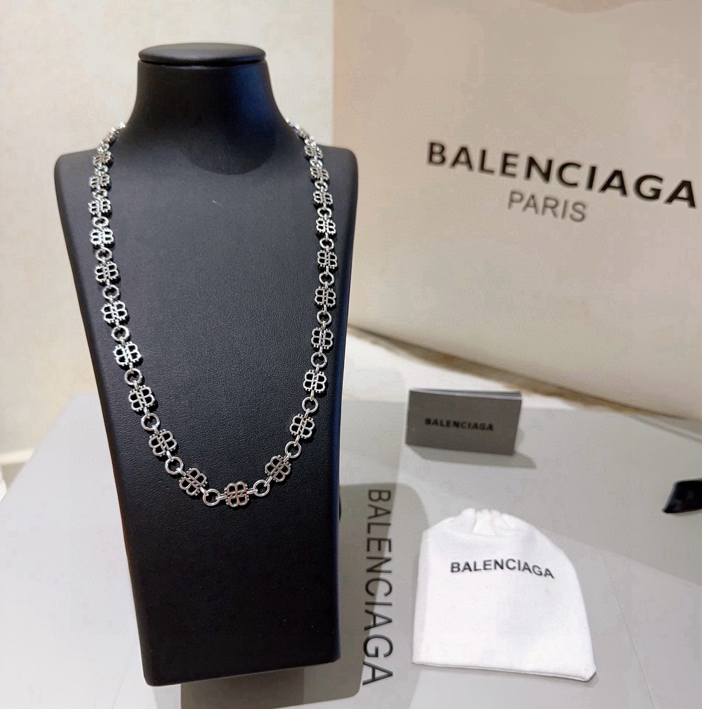 Elegante collar Balenciaga con diseño de logo, accesorio de moda para mujer 8 i1753068234448 5748 0 6