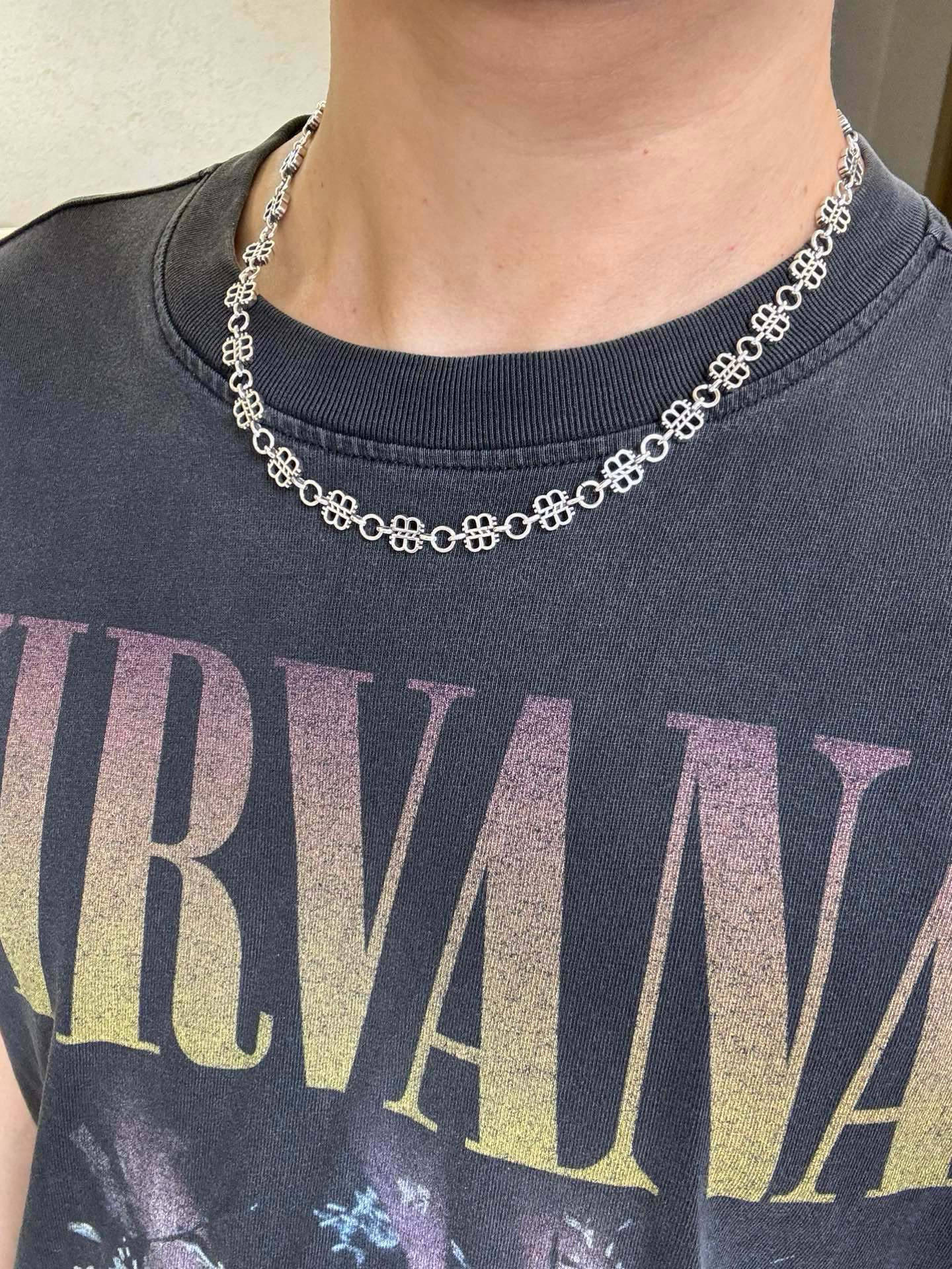 Elegante collar Balenciaga con diseño de logo, accesorio de moda para mujer 7 i1753068235583 9967 0 5
