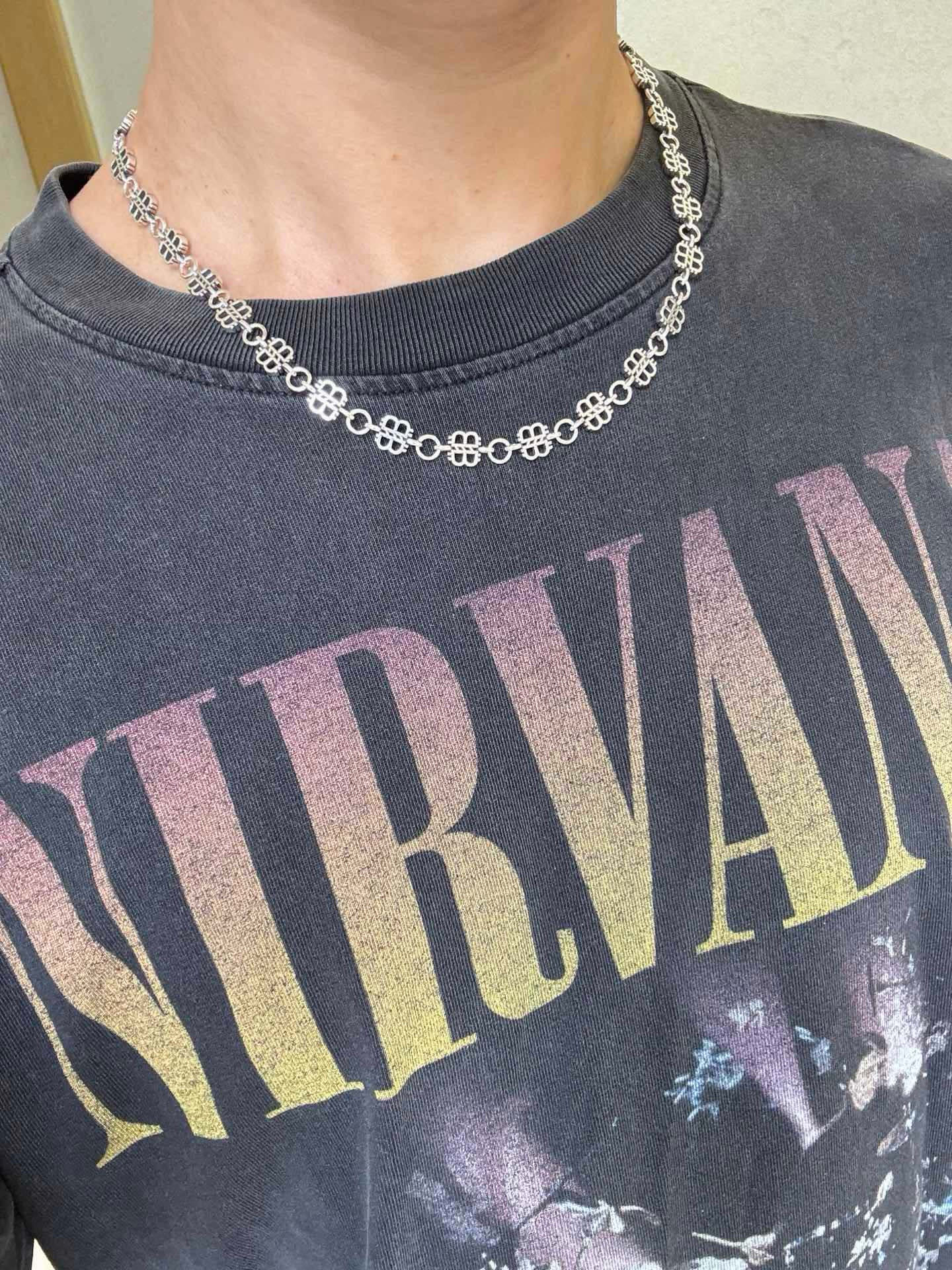 Elegante collar Balenciaga con diseño de logo, accesorio de moda para mujer 4 i1753068235623 3155 0 2
