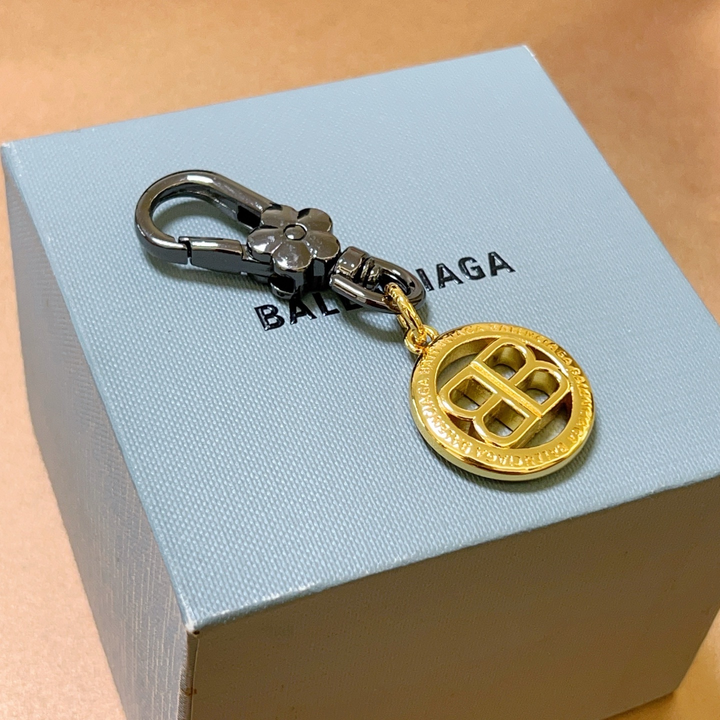    新品发布 巴黎世家包包挂饰钥匙扣 巴黎世家钥匙扣 最新款包包挂饰档次更高明星同款 经典款联名设计理
