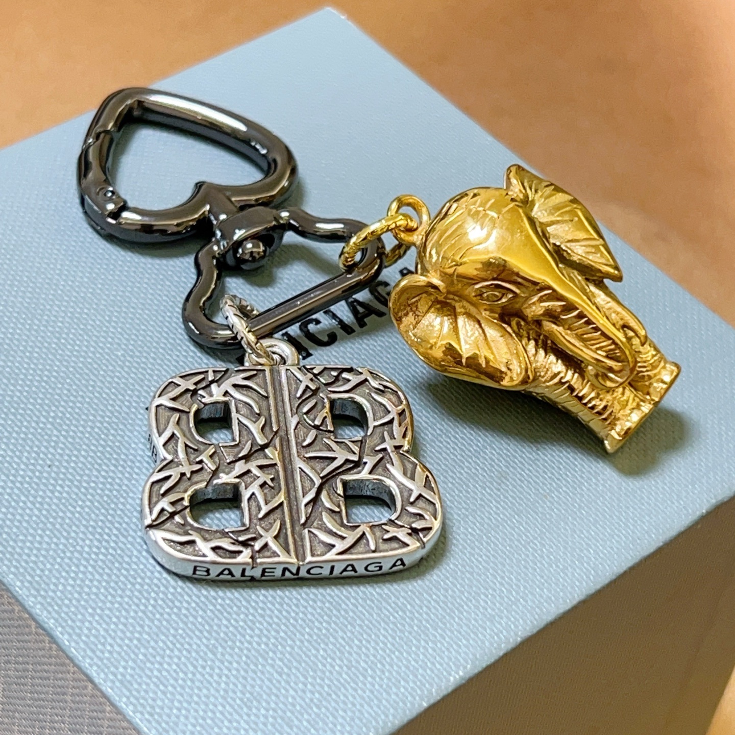    新品发布 巴黎世家包包挂饰钥匙扣 巴黎世家钥匙扣 最新款包包挂饰档次更高明星同款 经典款联名设计理