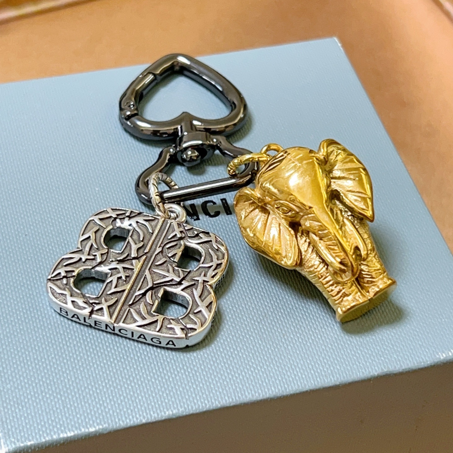    新品发布 巴黎世家包包挂饰钥匙扣 巴黎世家钥匙扣 最新款包包挂饰档次更高明星同款 经典款联名设计理
