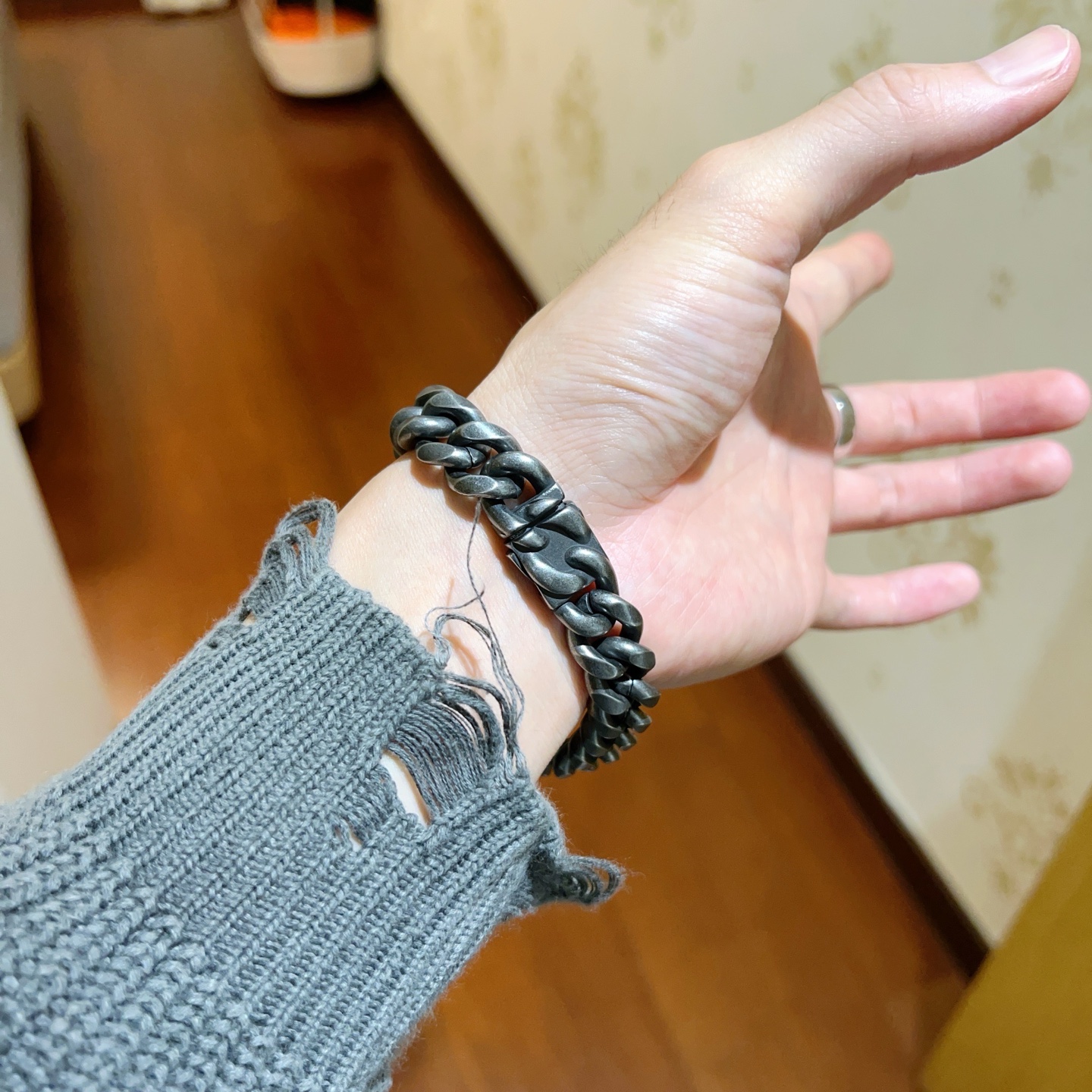 。 原单货🔹🔹新品 巴黎世家手链Balenciaga手链🔹专柜一致巴黎世家手链 男士火爆款出货 设计独特